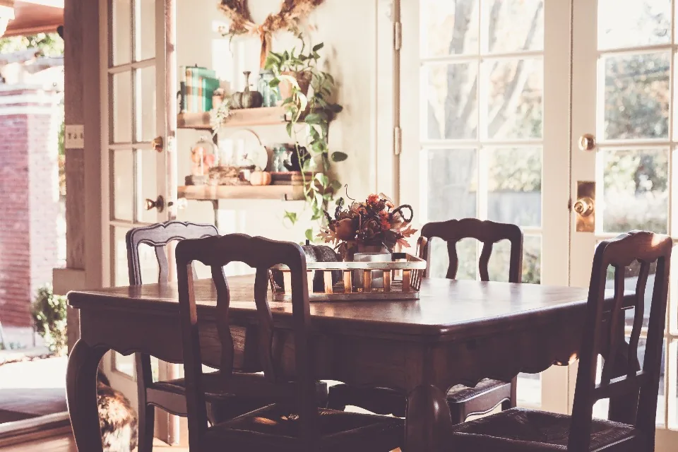 Comedor de madera con sillas