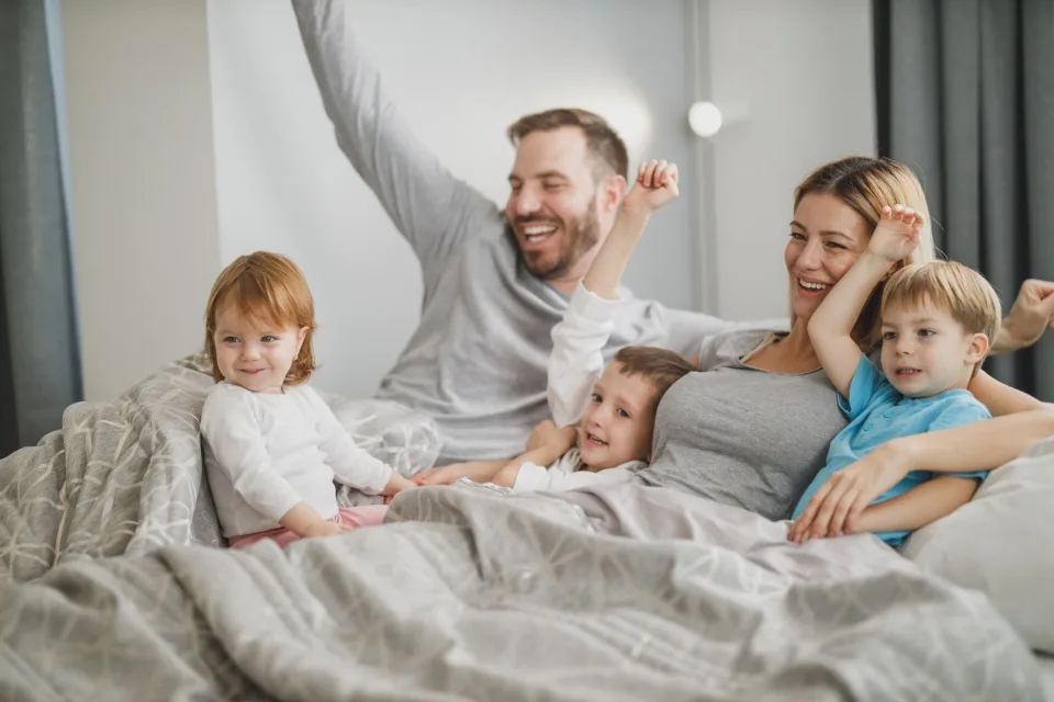 Familia en una cama grande