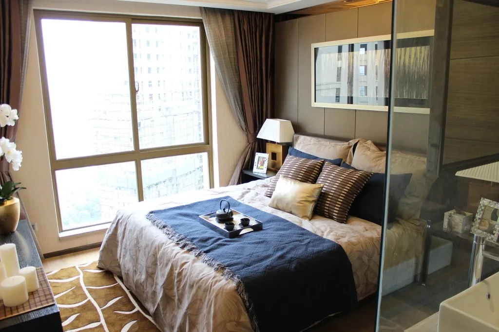 Dormitorio con ventanal