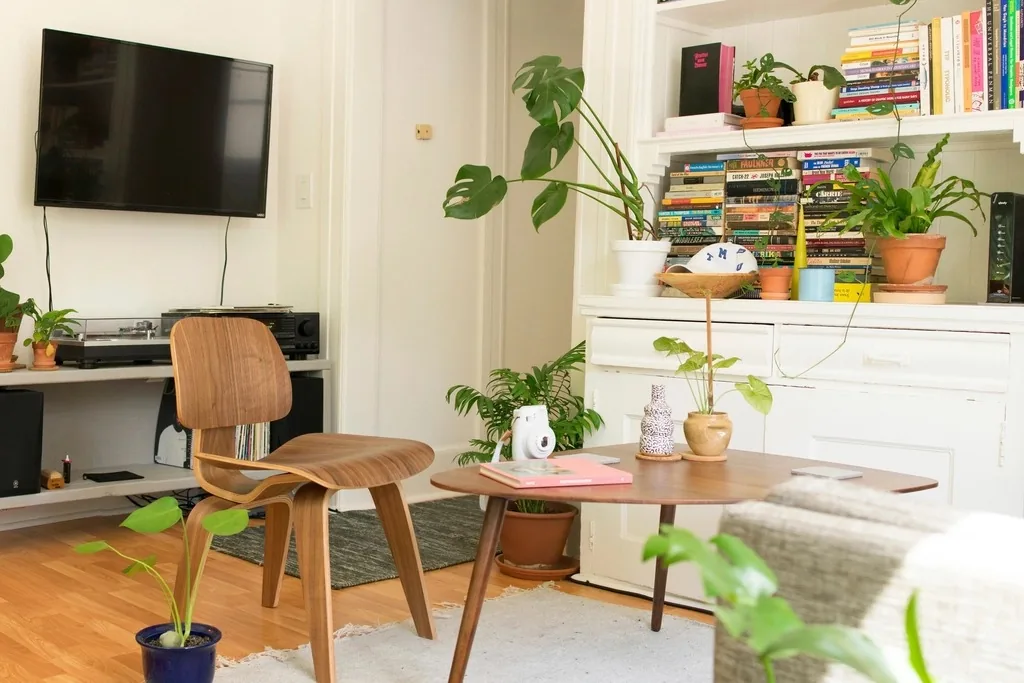 Rincón de estudio con estanterías y plantas