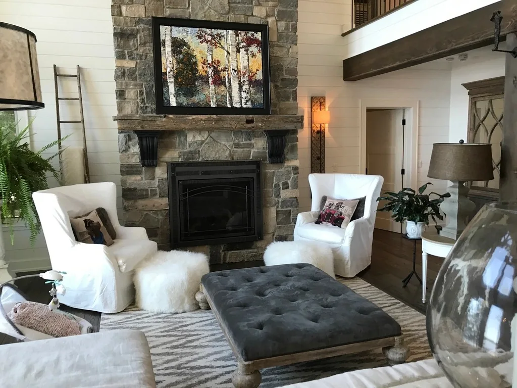 Salón con chimenea y sillones