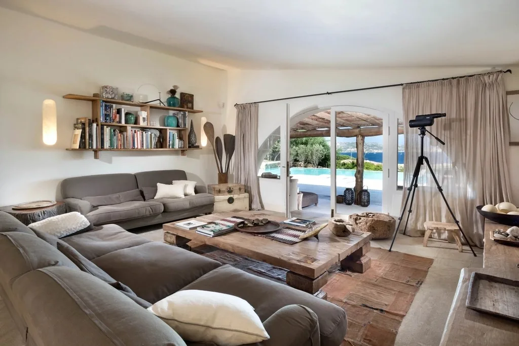 Salón con sofá gris