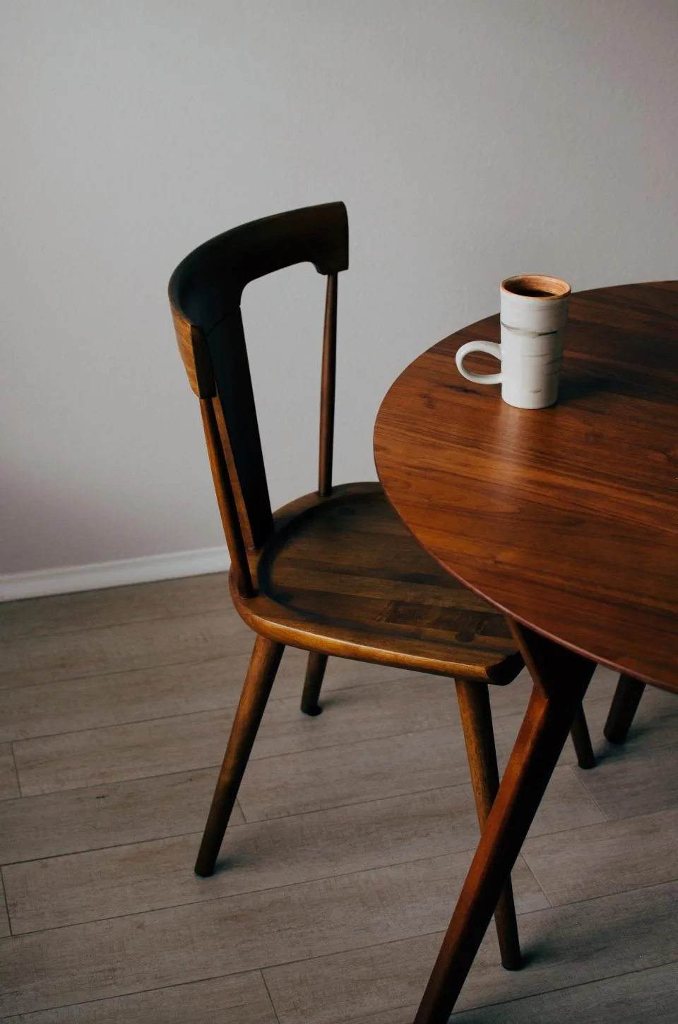 Silla de madera junto a una mesa