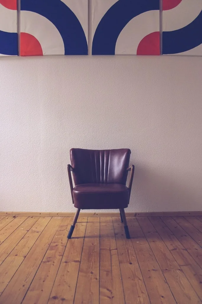 Sillón tapizado junto a una pared