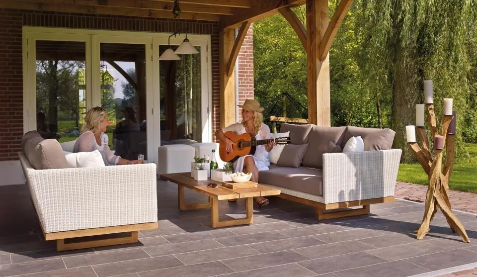 Muebles de terraza en un porche